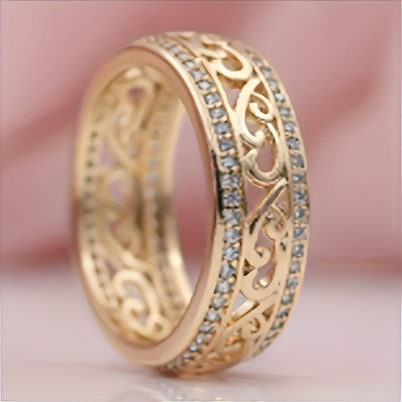 Elegant Hollow Flower Engraved Rhinestone Ring – Luxurious & Fashion-Forward Accessory 🌸💎