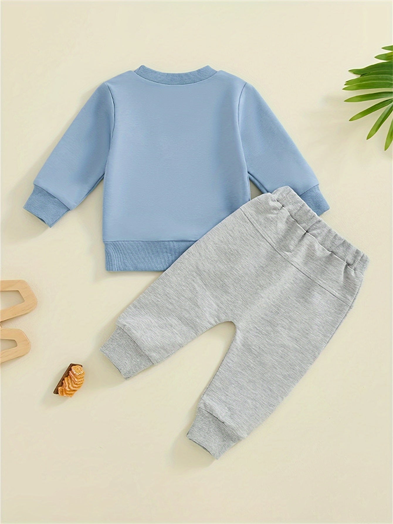 👶 2-Piece Baby's "Mama's Little Man" Print Sweatshirt & Pants Set