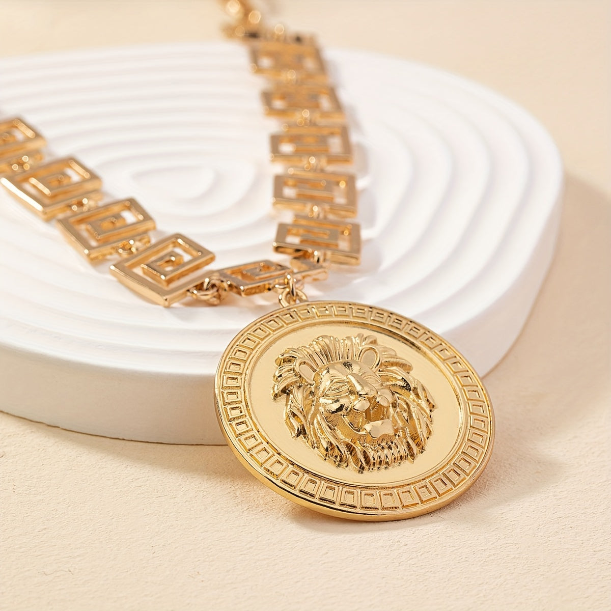 🦁 Regal Roar Necklace – Golden Lion Head Pendant Collection ✨