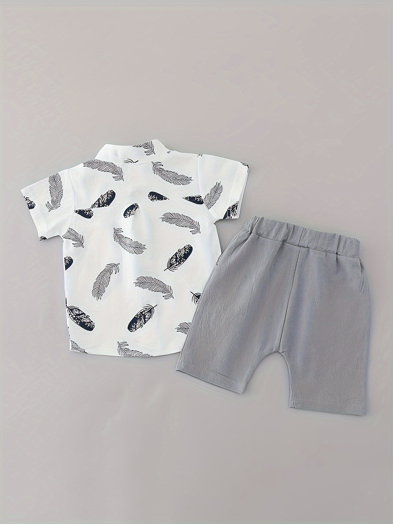 🌟 2-Piece Baby Boys' Casual Feather Pattern Set – Short Sleeve Shirt & Shorts 🌟