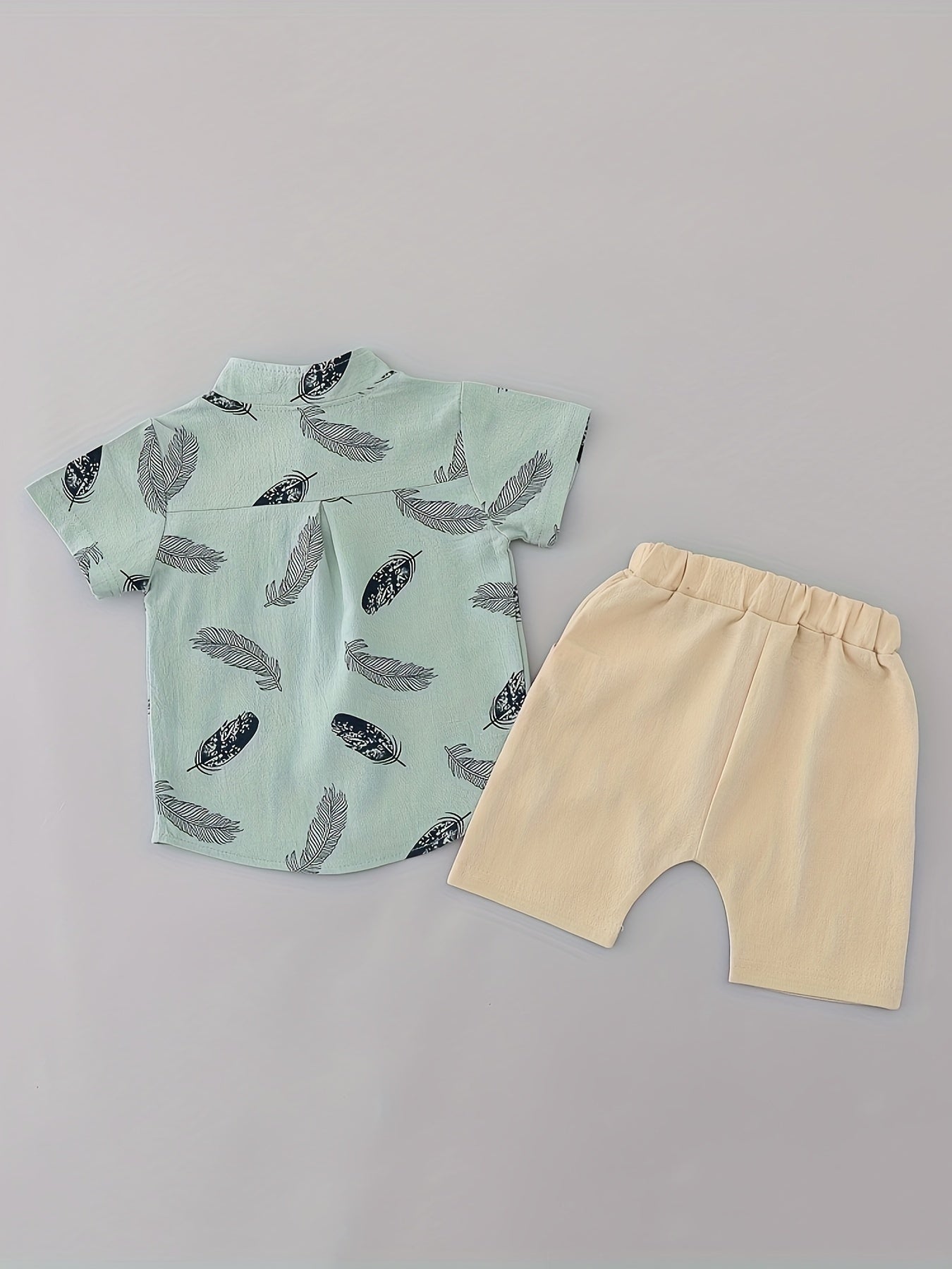 🌟 2-Piece Baby Boys' Casual Feather Pattern Set – Short Sleeve Shirt & Shorts 🌟