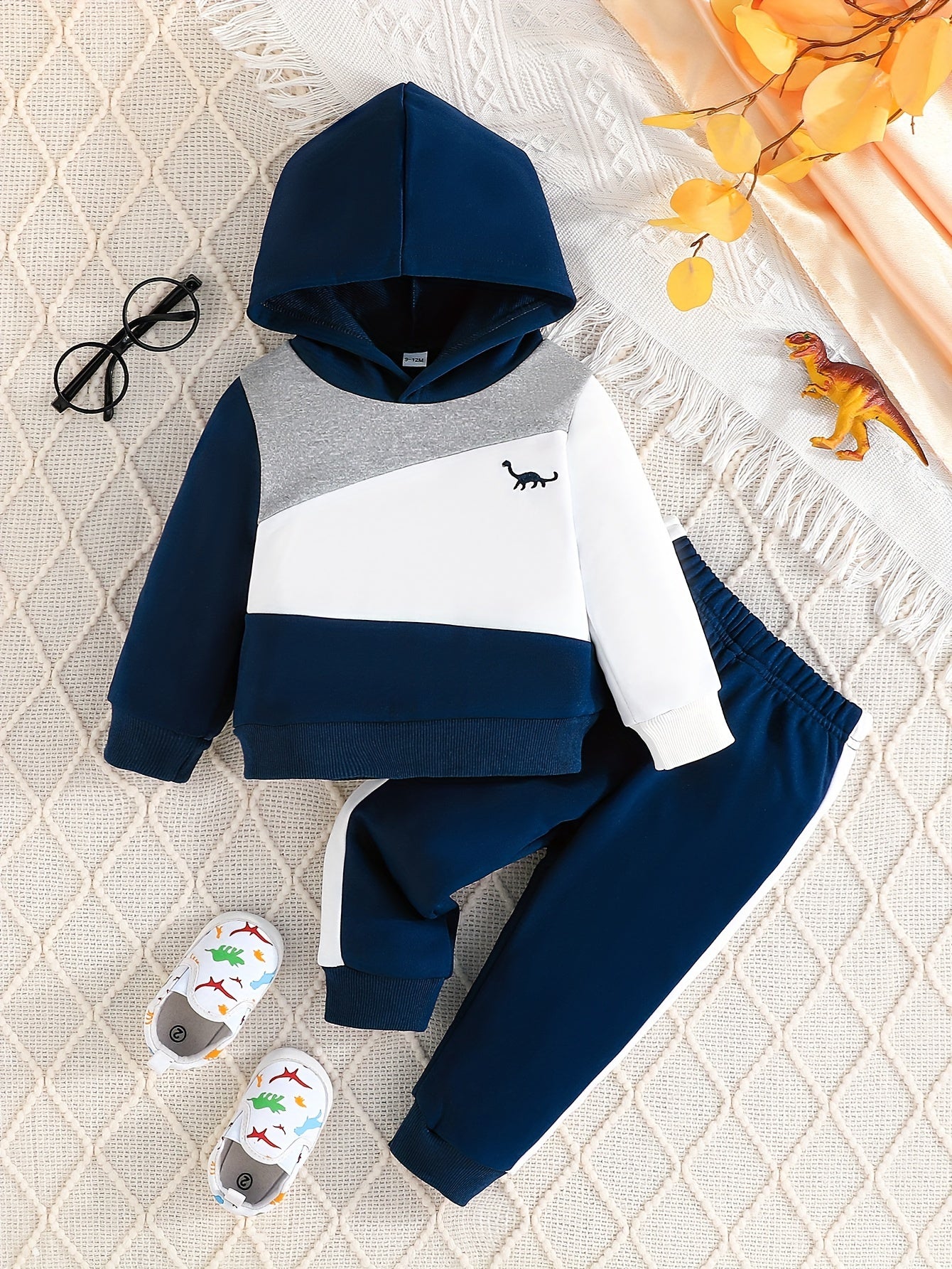 2pcs Baby's Dinosaur Embroidery Color Block Stitching Hoodie & Casual Pants Set 🦖✨