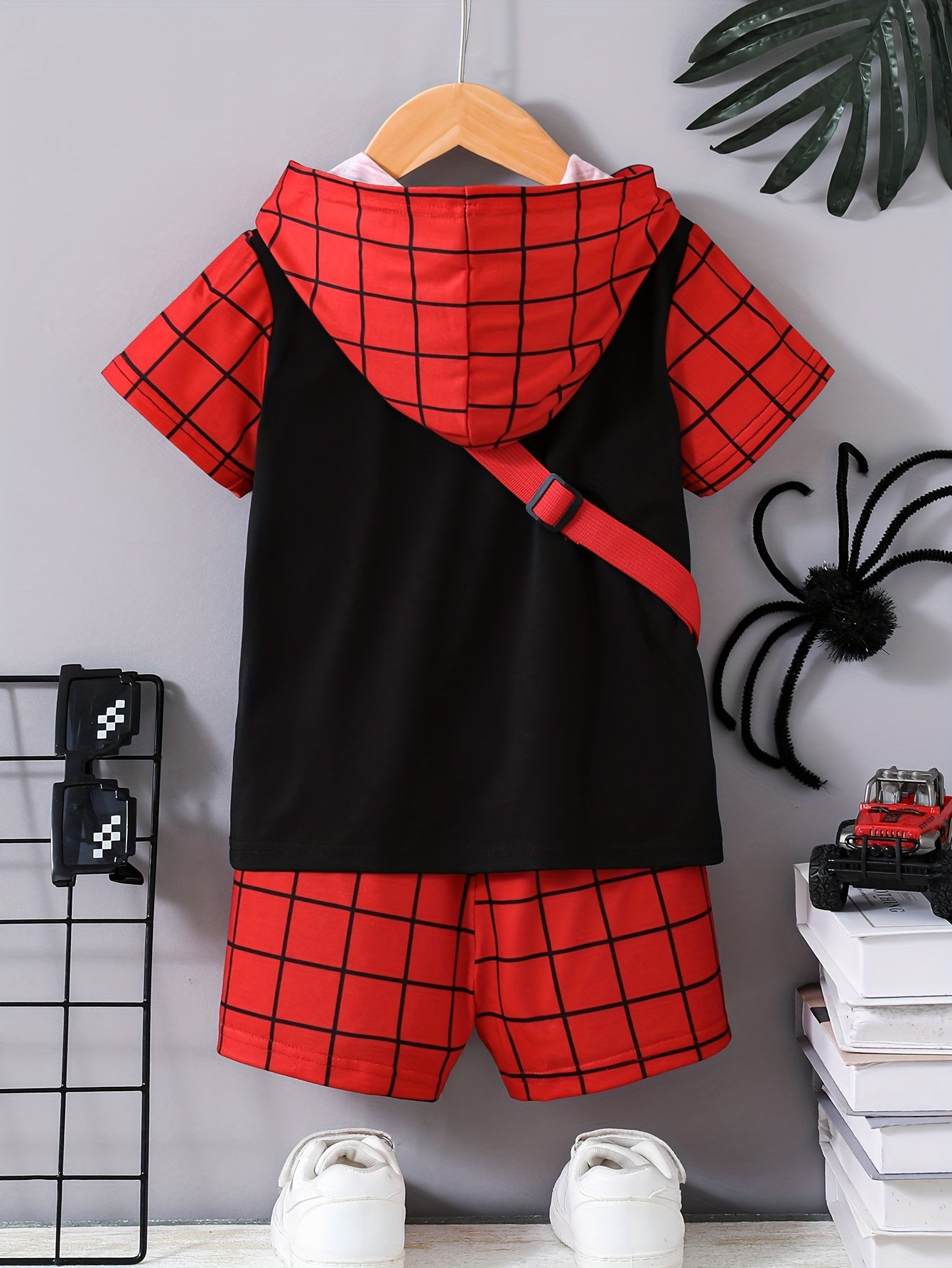 🕷️ Spider & Web Print 2-Piece Set with Crossbody Bag – Cool Short Sleeve Hooded Tee & Shorts for Boys 🌟