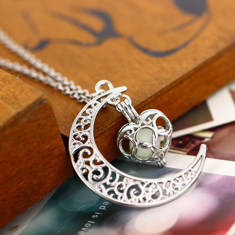 Radiance Glow Pendant Necklace: Silver Plated Chain with Glowing Pendant