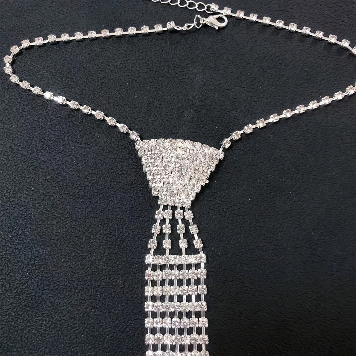 🎀 Sparkling Bow Tie Necklace – Elegant Rhinestone Collection ✨