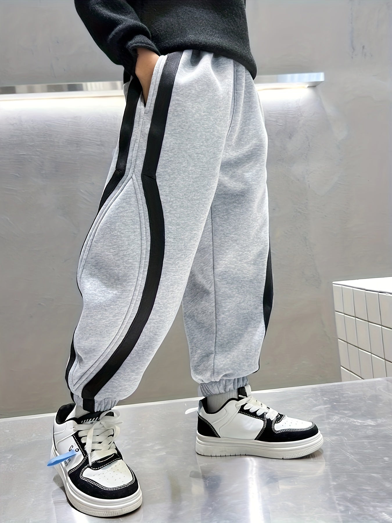 🏃‍♂️ Boys' Dynamic Stripe Athletic Sweatpants