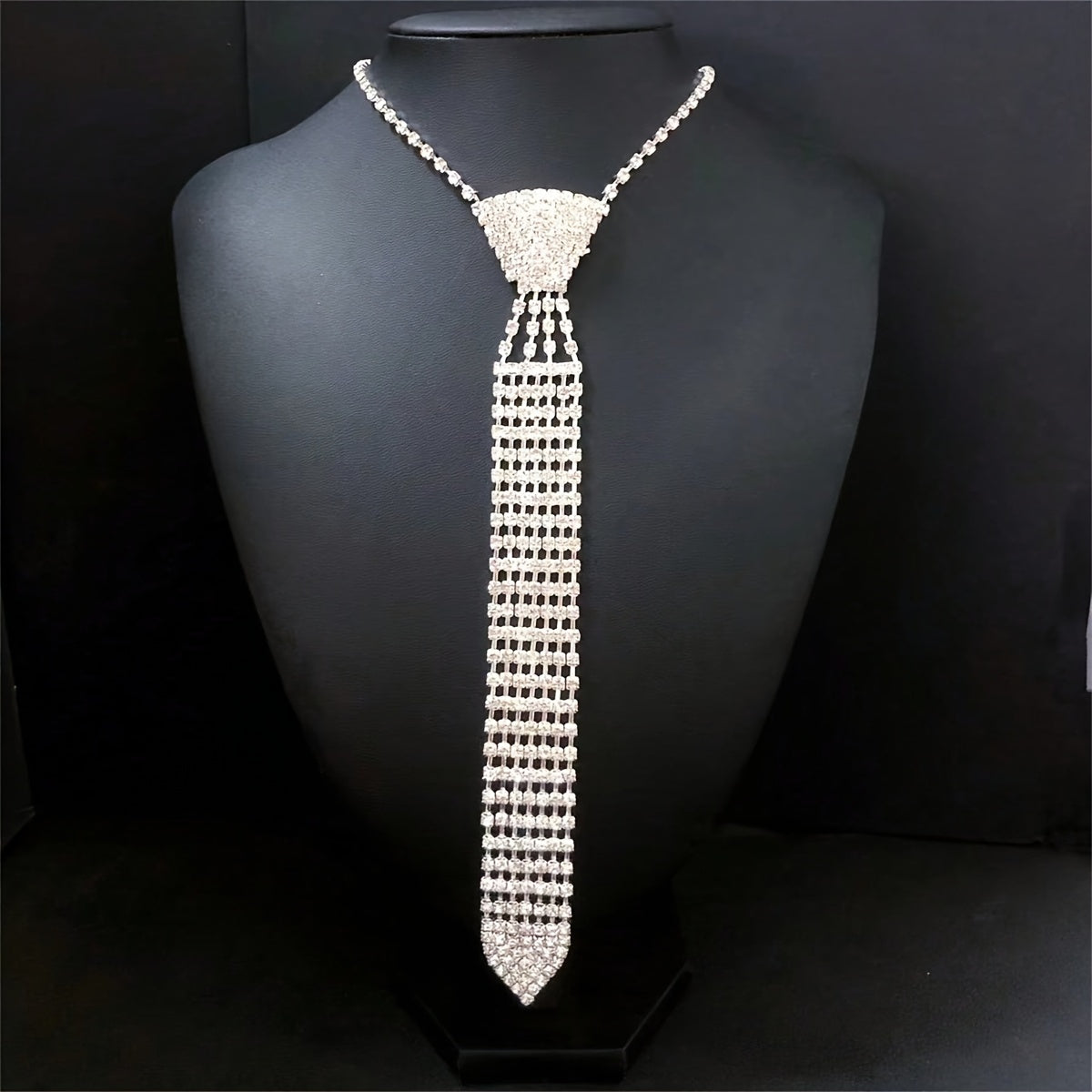 🎀 Sparkling Bow Tie Necklace – Elegant Rhinestone Collection ✨