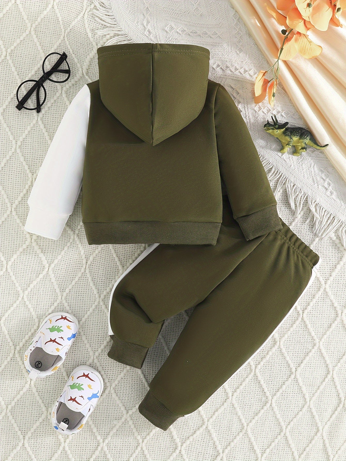 2pcs Baby's Dinosaur Embroidery Color Block Stitching Hoodie & Casual Pants Set 🦖✨