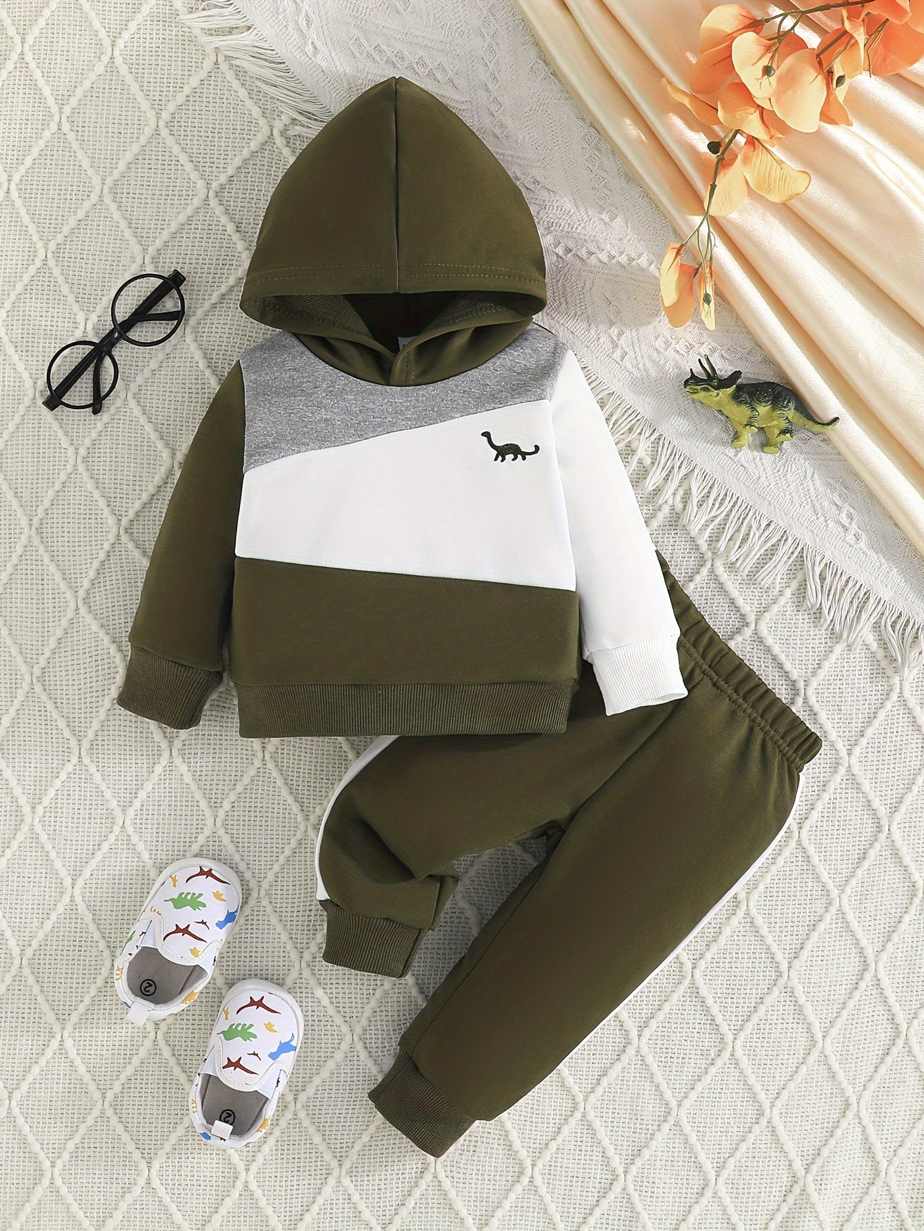 2pcs Baby's Dinosaur Embroidery Color Block Stitching Hoodie & Casual Pants Set 🦖✨